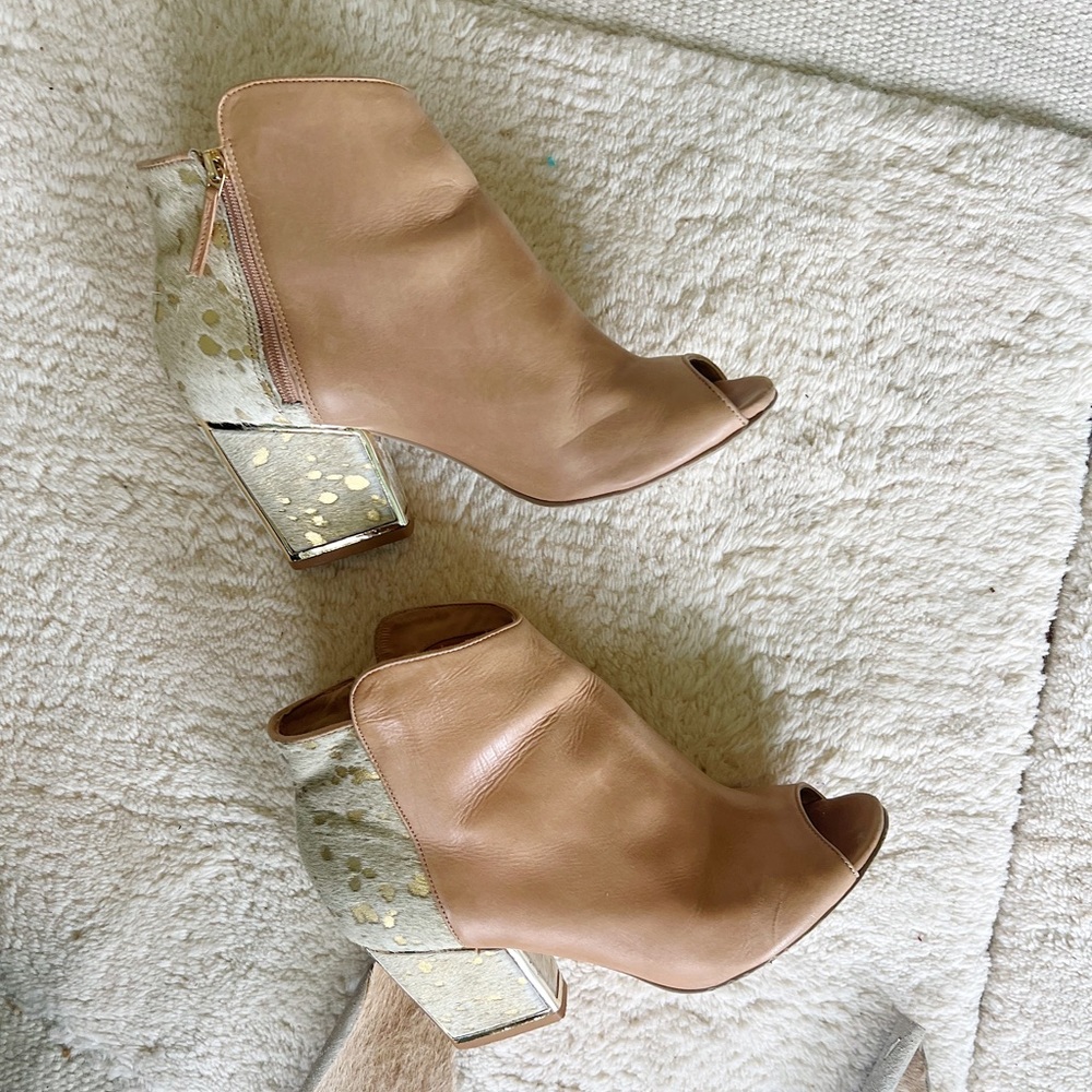 Anthropologie Klub Nico Ankle Boots Booties Calf Hair Tan White Gold Open Toe 9